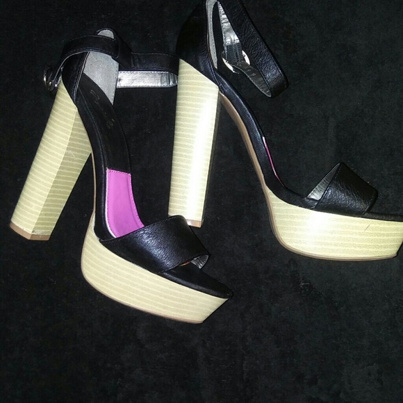 Black heels - Picture 1 of 3